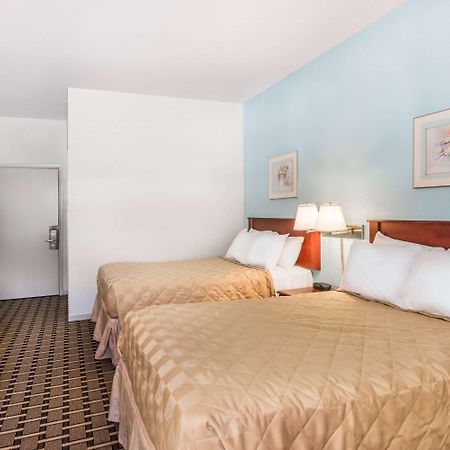Super 8 By Wyndham Knoxville Downtown Area Bagian luar foto