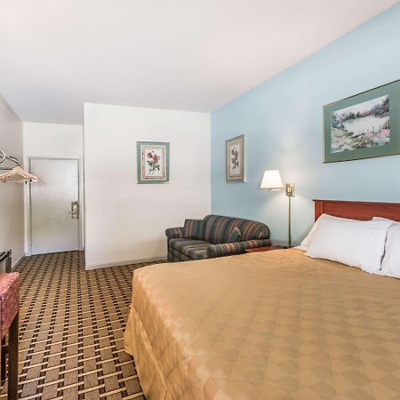 Super 8 By Wyndham Knoxville Downtown Area Bagian luar foto