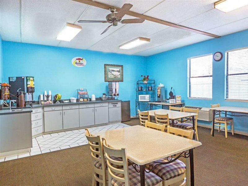 Super 8 By Wyndham Knoxville Downtown Area Bagian luar foto