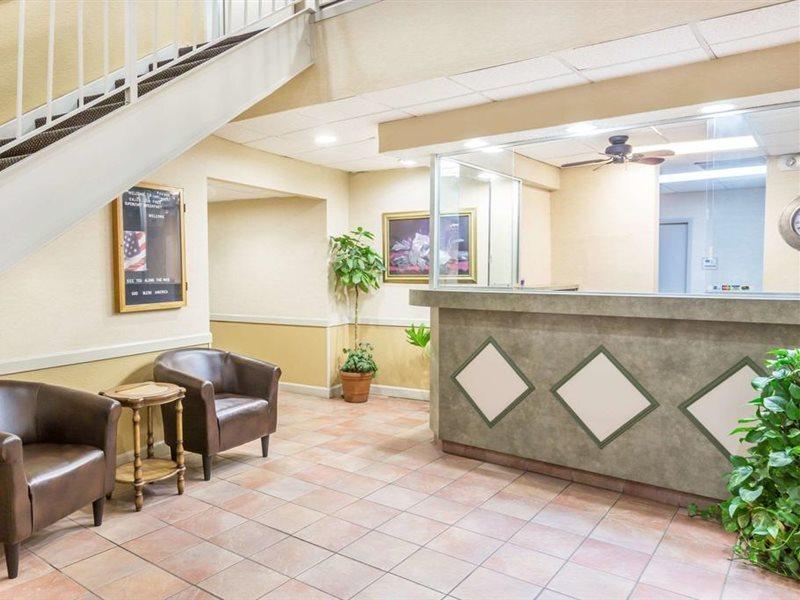 Super 8 By Wyndham Knoxville Downtown Area Bagian luar foto