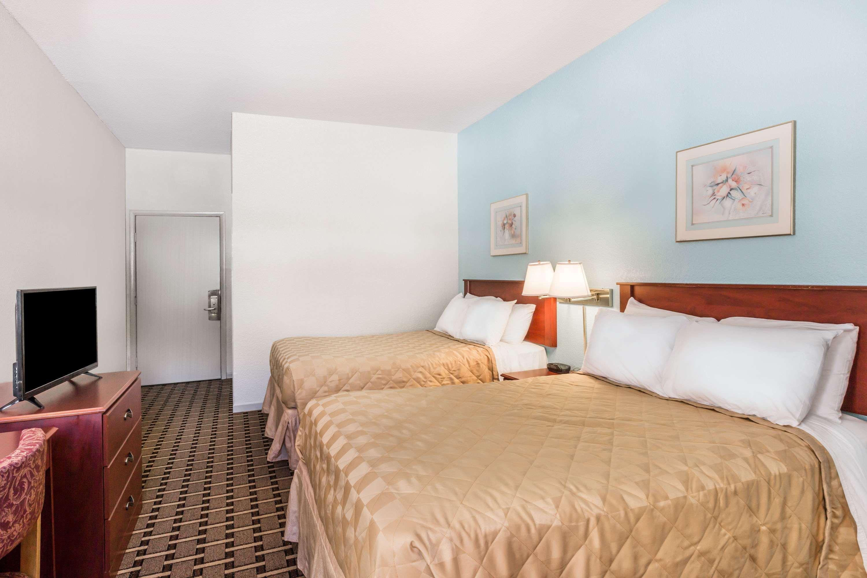 Super 8 By Wyndham Knoxville Downtown Area Bagian luar foto