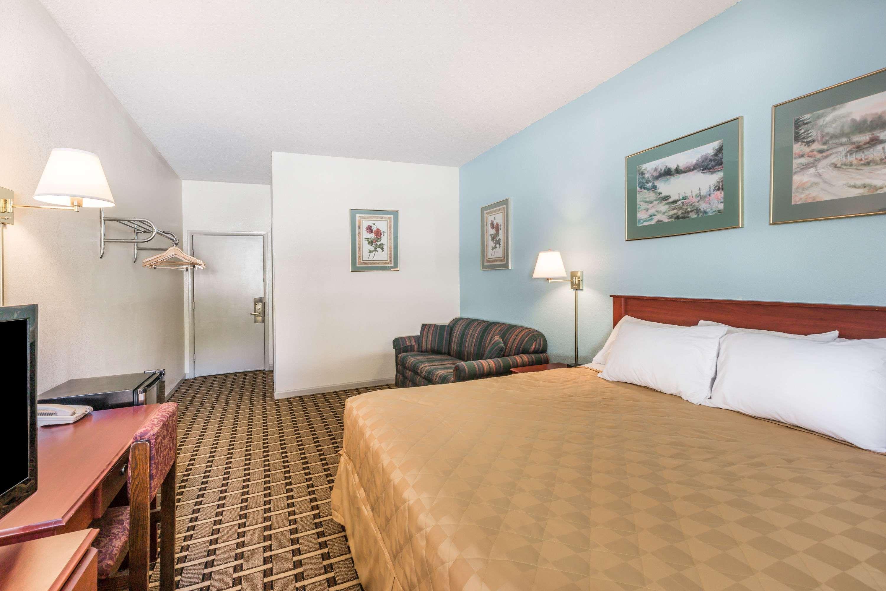 Super 8 By Wyndham Knoxville Downtown Area Bagian luar foto