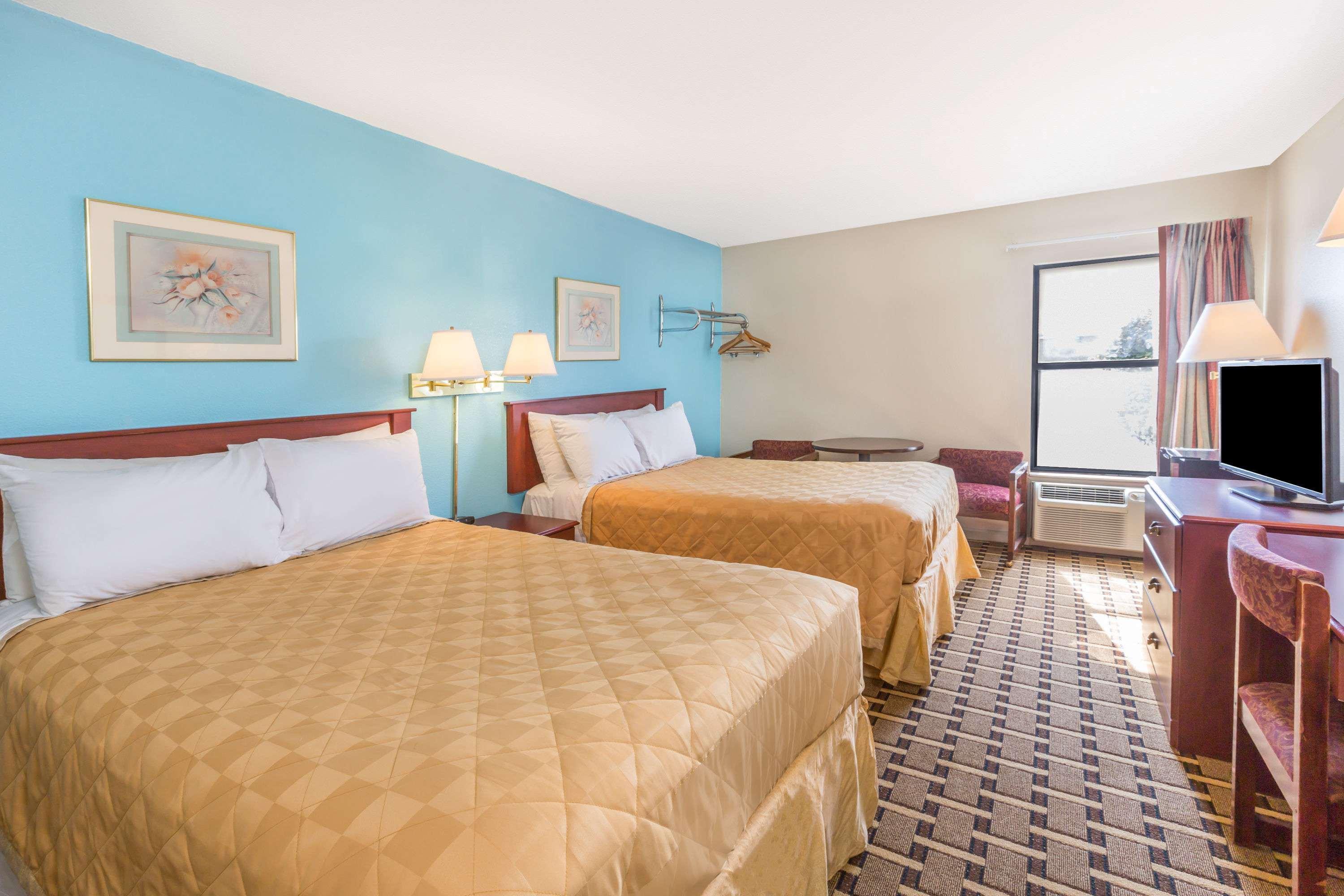 Super 8 By Wyndham Knoxville Downtown Area Bagian luar foto