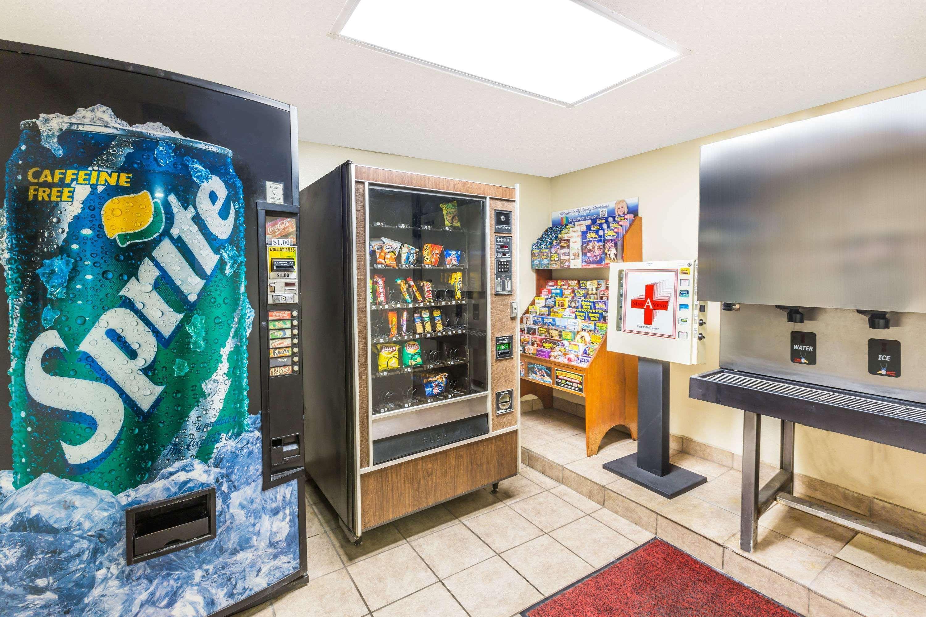 Super 8 By Wyndham Knoxville Downtown Area Bagian luar foto