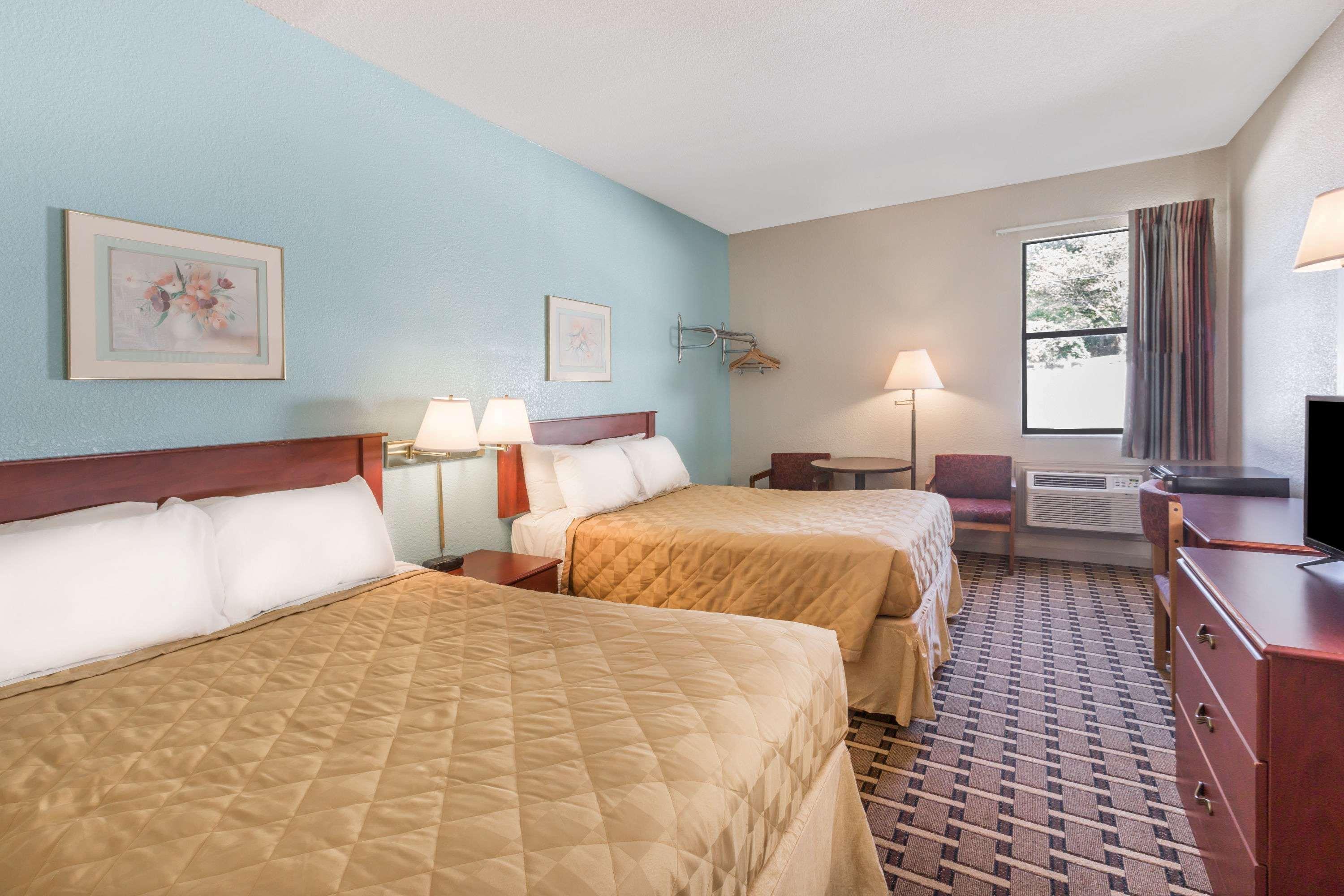 Super 8 By Wyndham Knoxville Downtown Area Bagian luar foto