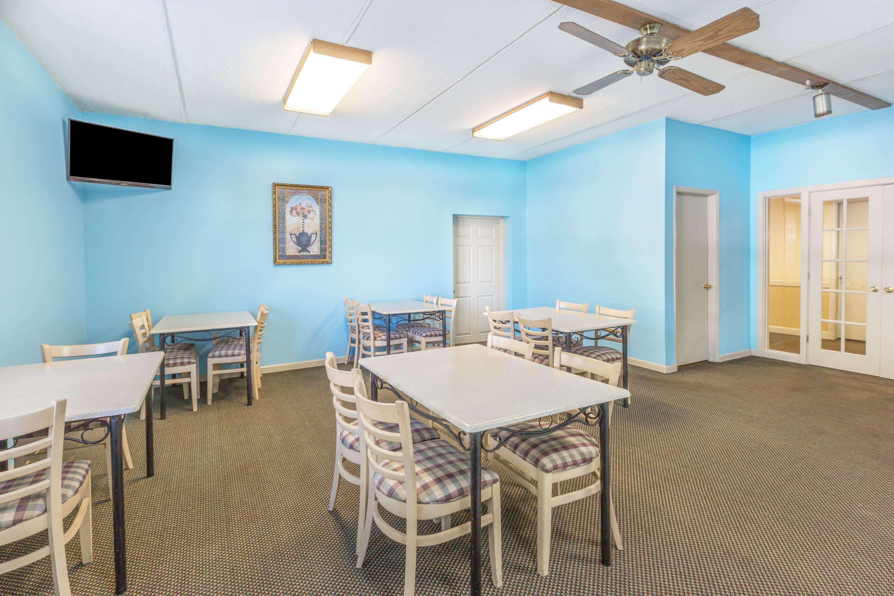 Super 8 By Wyndham Knoxville Downtown Area Bagian luar foto